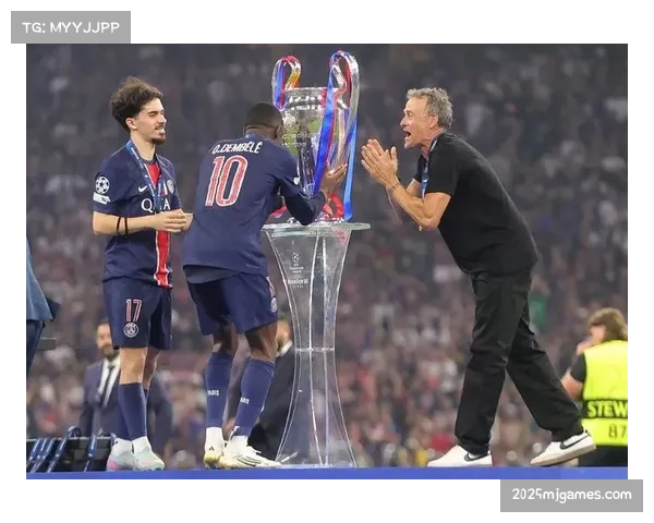 欧冠主题艺术展在巴黎开幕，展示历届奖杯及经典影像